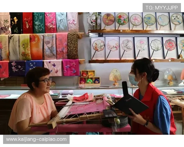 非遗元素在志愿者培训与服饰中得以呈现 提升了赛事服务的本土文化魅力 非遗元素在志愿者培训与服饰中得以呈现 提升了赛事服务的本土文化魅力